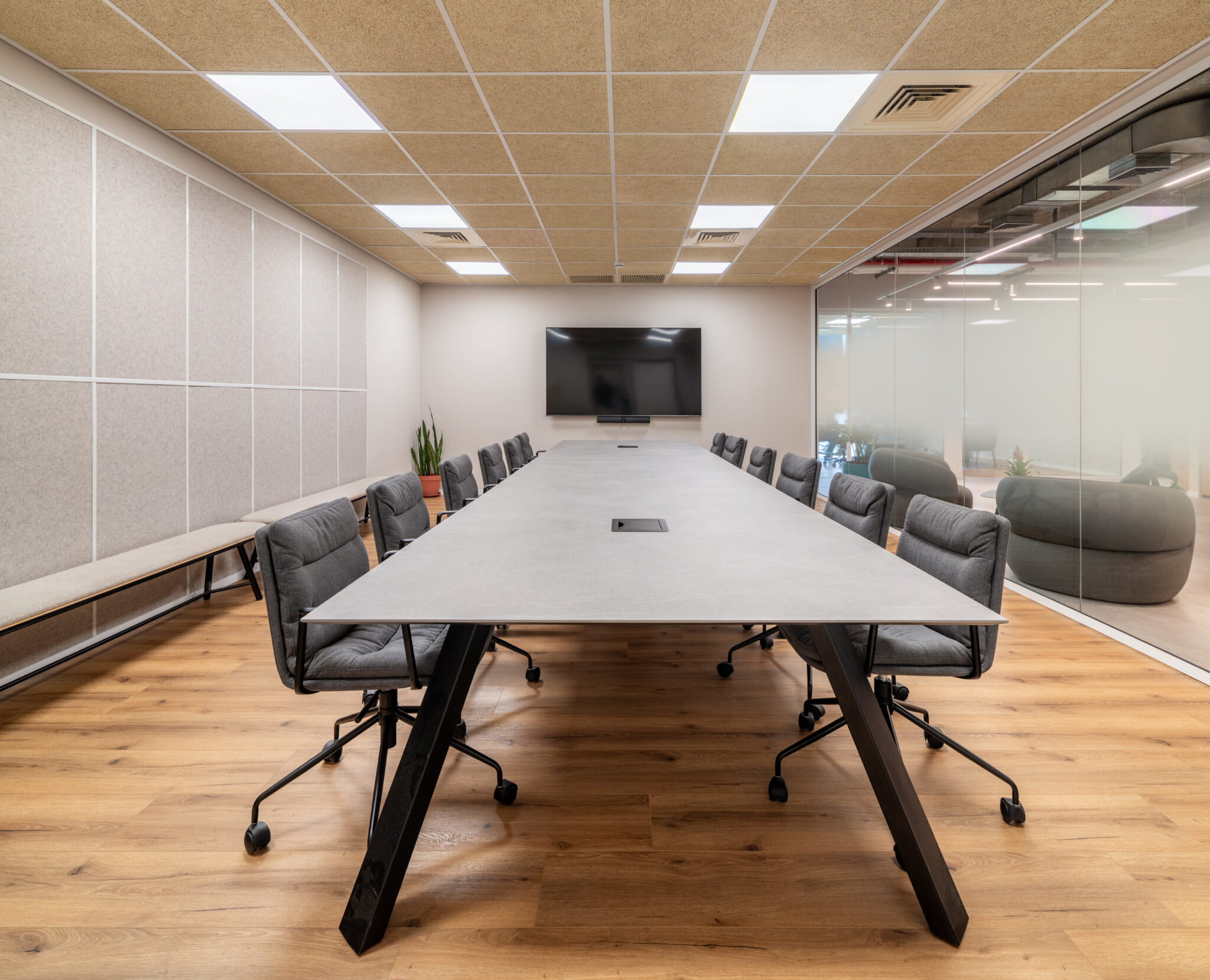 Acoustic wall panels in a meeting room